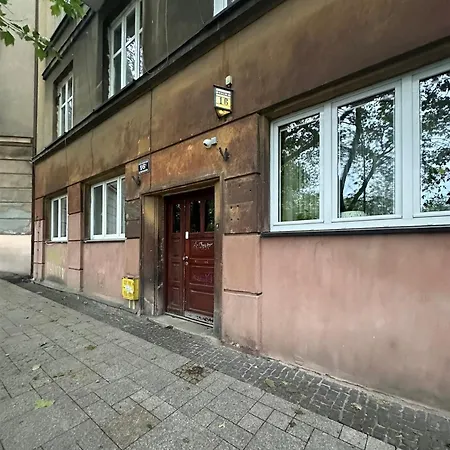 Miedzy Wawelem A Rynkiem *