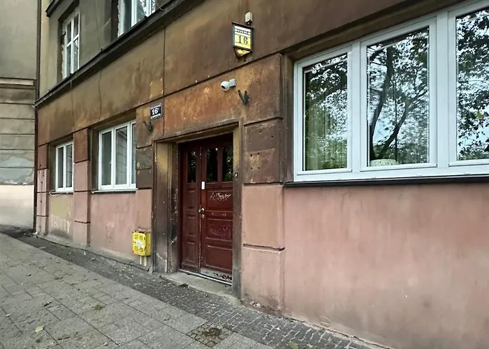 Miedzy Wawelem A Rynkiem *