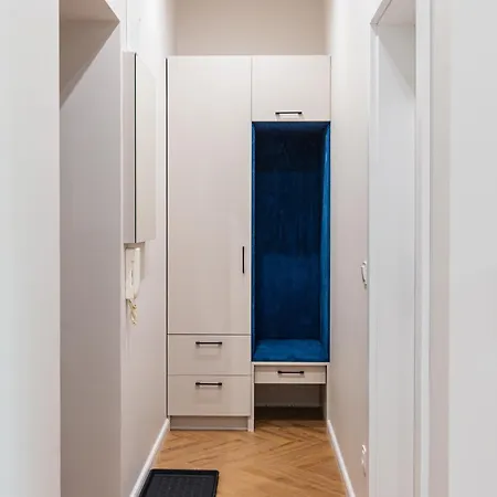 Miedzy Wawelem A Rynkiem *